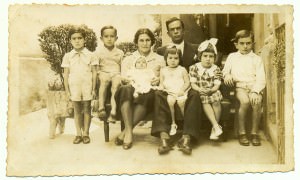 Com irmãos e pais. Segundo da esquerda para a direita. 1938.